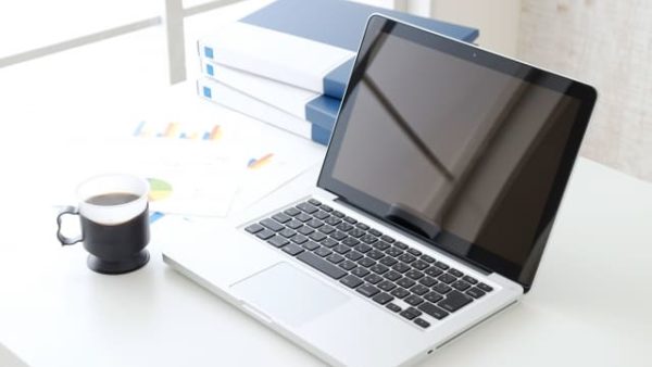 作業デスクとパソコン、書類の写真