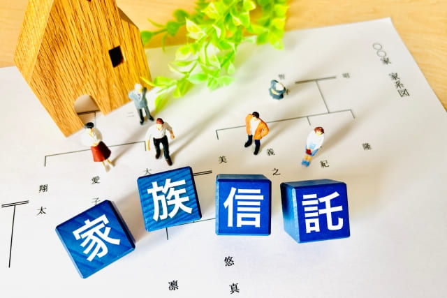 家族信託というブロックと家系図の写真