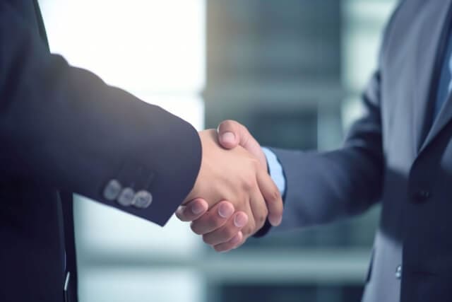 握手をして事業承継をしていることをイメージした画像